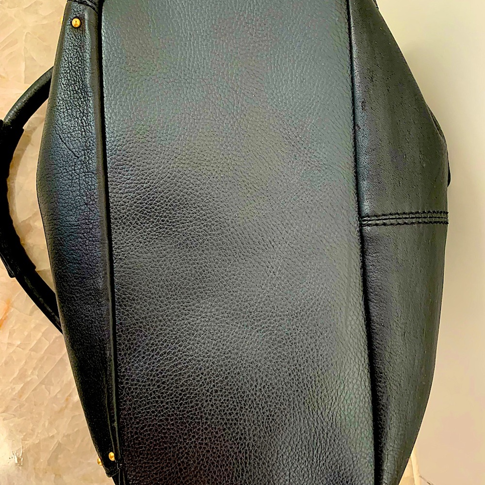 Leather medium-large one zipper roomy smart purse
